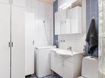 Kylpyhuoneessa on myös kaappitilaa.