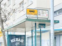 Kaupan edessä on bussipysäkki.