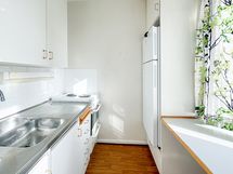 Keittiössä on ikkuna ja passelisti kaappitilaa.