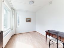 Toinen makuuhuone, joka soveltuu loistavasti  esimerkiksi.