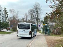 vierestä kulkevat bussit kätevästi