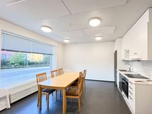 Taloyhtiön kerhotilan lisäksi asukkaalle on käytössä ulkovälinevarasto ja irtainvarasto.