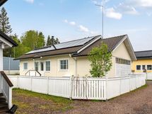 Katolla on 18 aurinkopaneelia. Edulliset lämmityskustannukset. Energiatodistuskin tosi hyvä B-2018