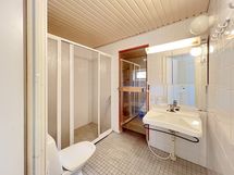 Kylpyhuoneen yhteydessä on wc ja sieltä on käynti omaan saunaan.