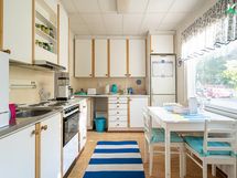 Keittiössä kaapistot ja tasot jakautuvat kahdelle seinämälle.