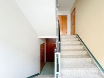 Taloyhtiön rappukäytävä on siisti.