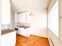 Keittiön edustalle mahtuu ruokailuryhmä ja keittiöstä löytyy astianpesukone.