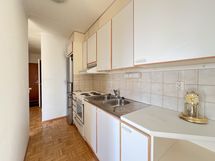 Keittiössä on hyvin kaappitilaa. Keittiö on remontin tarpeessa.