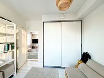 Tässä makuuhuoneessa on kivasti kaapistoa