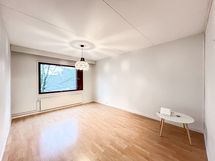 Erittäin tilava olohuone tarjoaa runsaasti tilaa oleskeluun ja sisustamiseen.