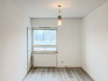 Makuuhuone on avara valoisa ja sen yhteydessä on vaatehuone