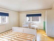 Yläkerran makuuhuone parvekkeella