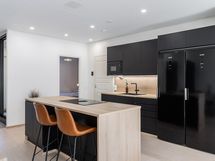 Keittiössä on iso saareke jossa on molemmin puolin säilytystilaa sekä tilaa baarijakkaroille