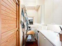 Kodinhoitohuoneessa on pyykinpesukoneelle liitäntä ja paikka.