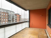 Todella tilava lasitettu parveke