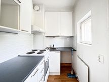 Ikkunallinen keittokomero.