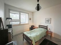 Makuuhuone on tilava.