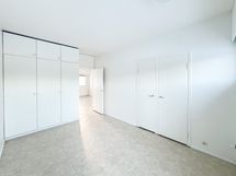 Makuuhuoneessa säilytystilana kaappien lisäksi vaatehuone.