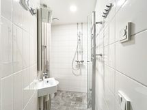 Kylpyhuone on kulmikas ja käytännöllinen. Taloyhtiössä on pesutupa ja sauna.