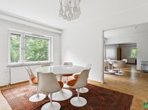 Ruokatila, olohuone ja iso makuuhuone