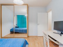 Makuuhuoneessa on tilaa myös työpisteelle