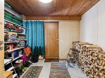 Alakerran toinen makuuhuone, joka toimii nyt varastona