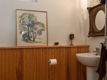 Kellarikerroksessa erillinen wc