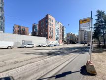 Radiokadulla kulkevat niin bussit kuin ratiovaunukin.