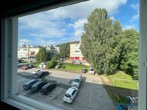 Näkymä keittiön ja makuuhuoneen ikkunasta talon pihalle pohjoiseen.
