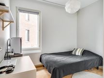 Makuuhuone 2, kaapisto oikealla