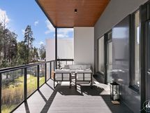 Yläkerrassa suuri, lasitettu terassi. Käynti makuuhuoneesta ja saunatiloista.