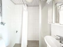 Kylpyhuone on siisti ja sinne mahtuu pesukone. Yhtiössä on käytettävissä pesutupa ja sauna.