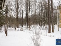 Takapiha on iso, jonne voit halutessasi tehdä istutuksia tai perheen pienimmille leikkialueen.