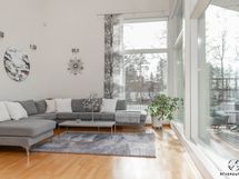 Olohuoneen ikkunat ovat valtavat.