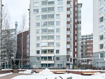 Taloyhtiötä on hoidettu suunnitelmallisesti ja vastike on maltillinen. Yhtiöllä on oma tontti.