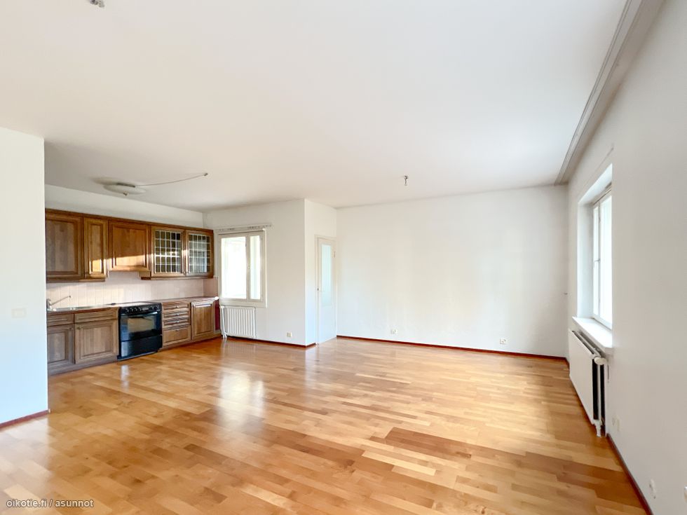 Valoisa ja parvekkeellinen kulmahuoneisto Keskuspuiston naapurista.