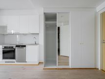 Eteisessä on hyvin säilytystilaa peilikaapin muodossa!