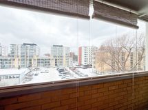 Parvekkeelta aukeaa avarat näkymät, ilmansuunta on länteen.