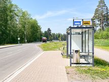 Lähin bussipysäkki vieressä. Ainolan juna-asema on myös alle kilometrin päässä.