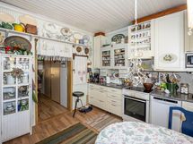 Keittiön vieressä on huone, josta on kulku kylpyhuoneeseen, erilliseen wc:hen ja tekniseen tilaan.