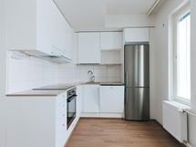 Avokeititössä on hyvin säilytys- ja laskutilaa. Astianpesukone helpottaa arkea.