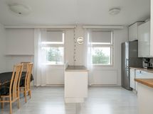 Avara keittiö-ruokailutila. Ruokailutila on palautettavissa makuuhuoneeksi.
