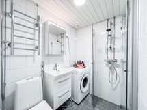 Kylpyhuoneeseen mahtuu hyvin pyykinpesukone