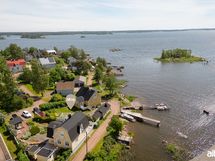 Meren kuohujen kupeessa kaunis kokonaisuus Tiutisen kärkipaikalla.
