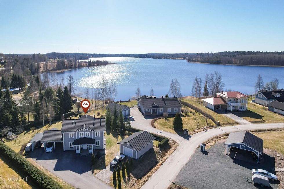 Ryhdikäs ja hyvin hoidettu talo sijaitsee aivan järven läheisyydessä