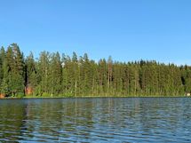 tontti on punaisen mökin oikealla puolella