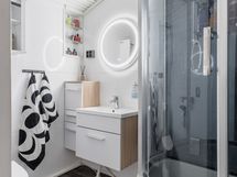 Alakerran kylpyhuone, jossa myös wc