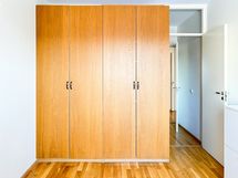 Huoneessa on kaappitilaa ja käynti vaatehuoneeseen.