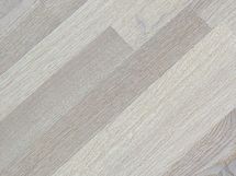 Tässä kodissa on yhtenäinen tammiparketti lattiassa.