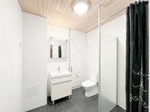 Kylpyhuone on tilava ja sinne mahtuu hyvin pesukone.